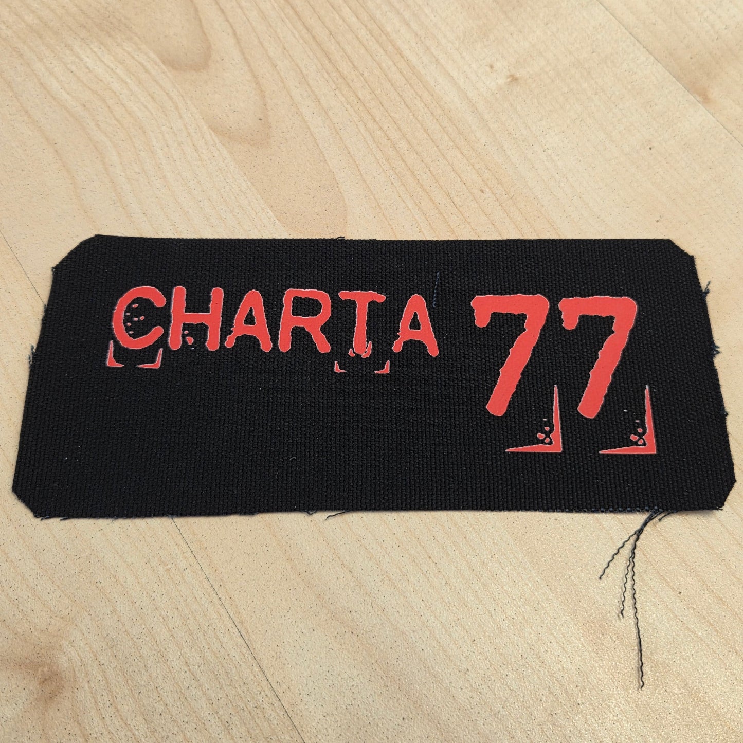 Charta 77 - Nya loggan (röd) (tygpatch)