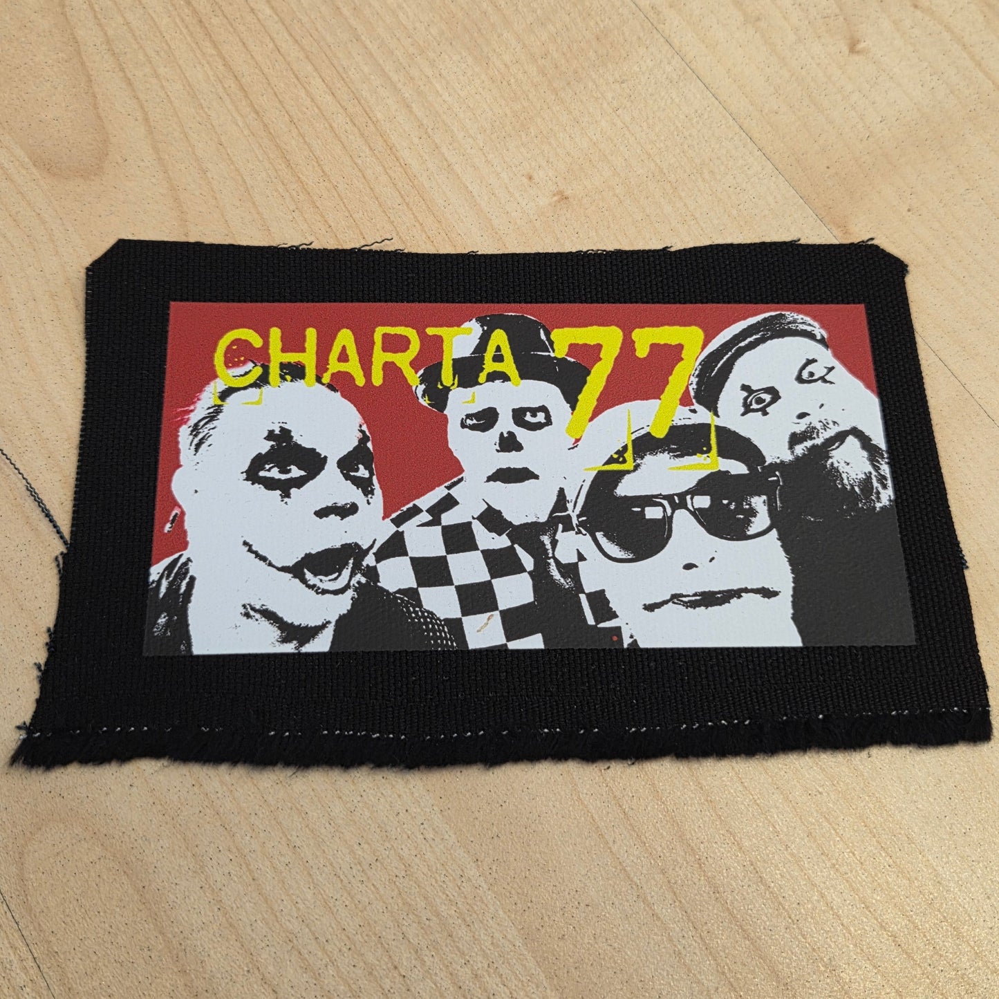 Charta 77 - Förhandla med clowner (tygpatch)