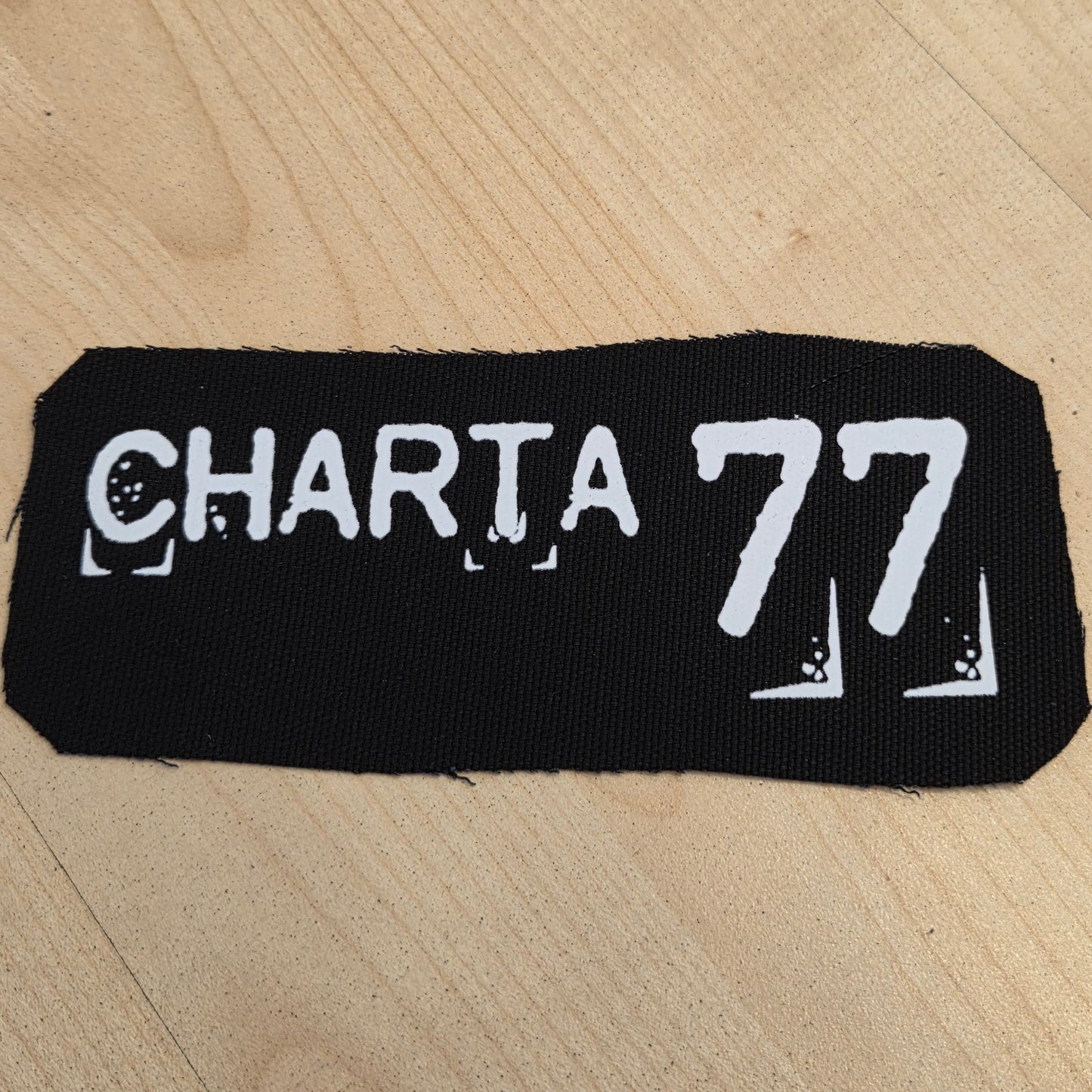 Charta 77 - Nya loggan (vit) (tygpatch)